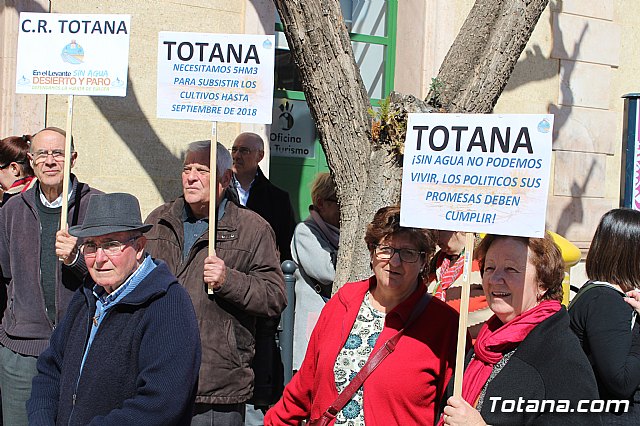 Cerca de 300 personas se concentran en la plaza de la Constitucin para apoyar la manifestacin de Madrid - 10
