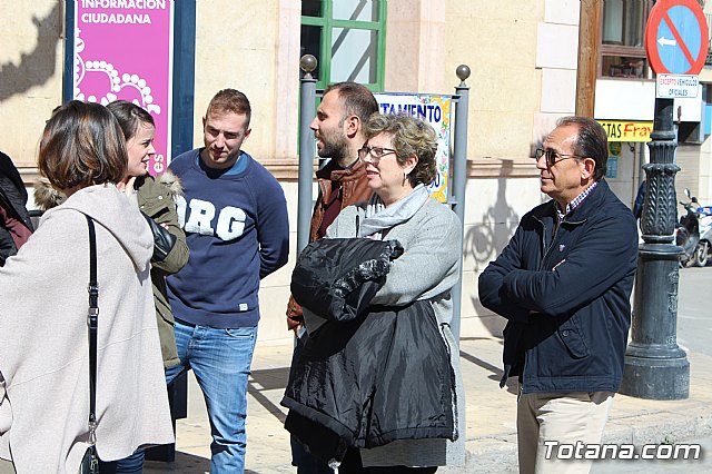 Cerca de 300 personas se concentran en la plaza de la Constitucin para apoyar la manifestacin de Madrid - 8