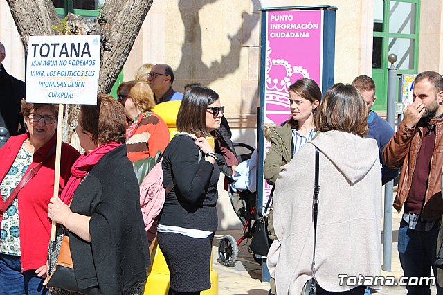 Cerca de 300 personas se concentran en la plaza de la Constitucin para apoyar la manifestacin de Madrid - 9