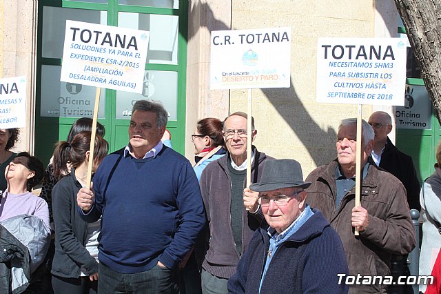 Cerca de 300 personas se concentran en la plaza de la Constitucin para apoyar la manifestacin de Madrid - 11