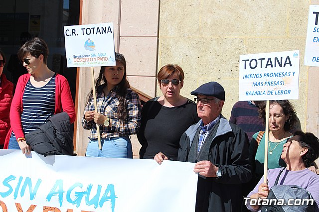 Cerca de 300 personas se concentran en la plaza de la Constitucin para apoyar la manifestacin de Madrid - 12