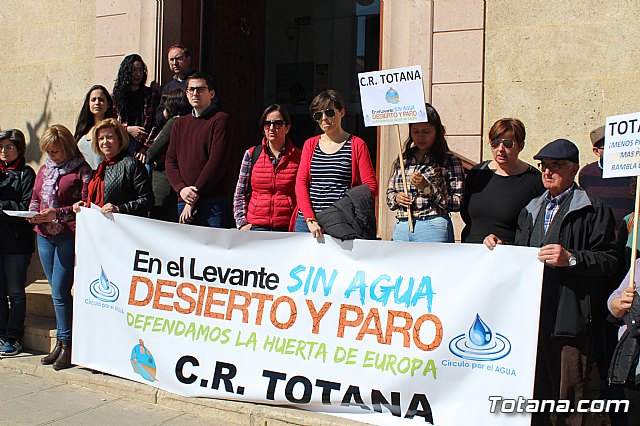 Cerca de 300 personas se concentran en la plaza de la Constitucin para apoyar la manifestacin de Madrid - 13