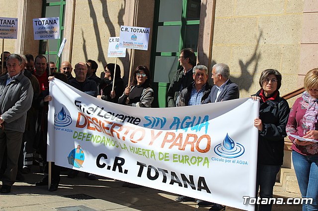 Cerca de 300 personas se concentran en la plaza de la Constitucin para apoyar la manifestacin de Madrid - 14