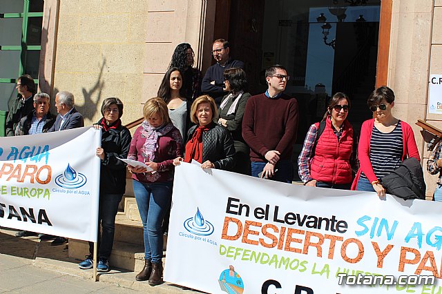 Cerca de 300 personas se concentran en la plaza de la Constitucin para apoyar la manifestacin de Madrid - 15