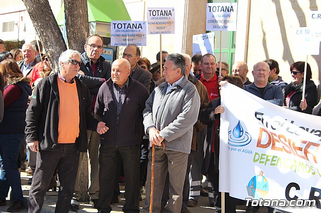 Cerca de 300 personas se concentran en la plaza de la Constitucin para apoyar la manifestacin de Madrid - 16