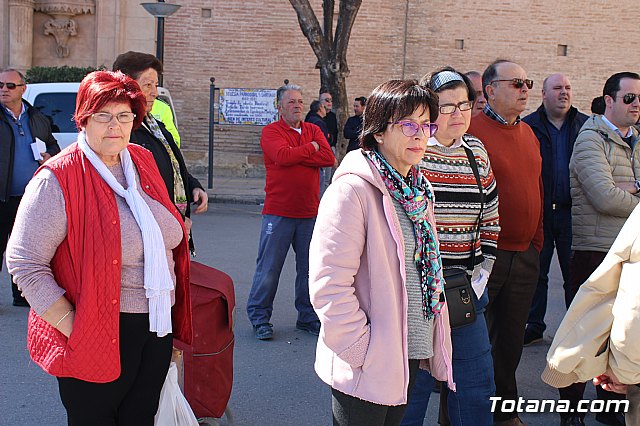 Cerca de 300 personas se concentran en la plaza de la Constitucin para apoyar la manifestacin de Madrid - 17