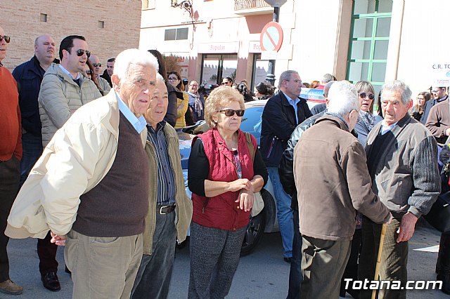 Cerca de 300 personas se concentran en la plaza de la Constitucin para apoyar la manifestacin de Madrid - 18