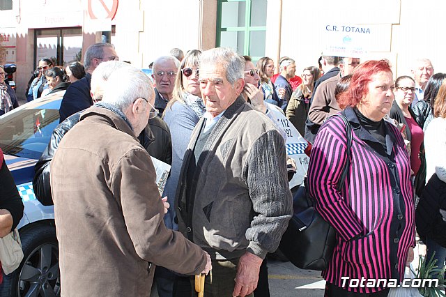 Cerca de 300 personas se concentran en la plaza de la Constitucin para apoyar la manifestacin de Madrid - 19