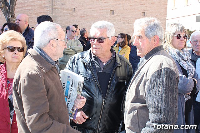 Cerca de 300 personas se concentran en la plaza de la Constitucin para apoyar la manifestacin de Madrid - 20