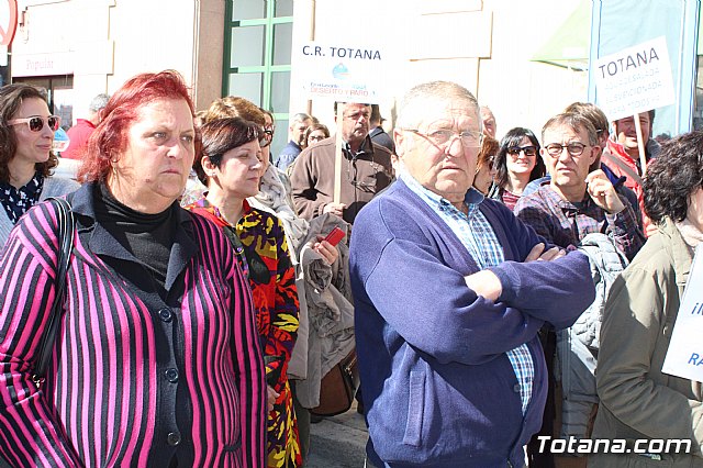 Cerca de 300 personas se concentran en la plaza de la Constitucin para apoyar la manifestacin de Madrid - 21