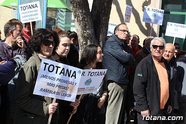 Cerca de 300 personas se concentran en la plaza de la Constitucin para apoyar la manifestacin de Madrid - 22