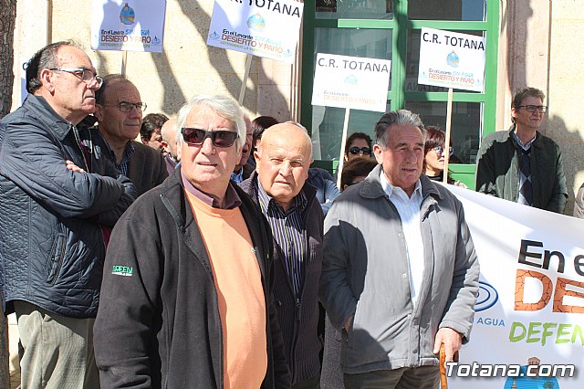 Cerca de 300 personas se concentran en la plaza de la Constitucin para apoyar la manifestacin de Madrid - 23