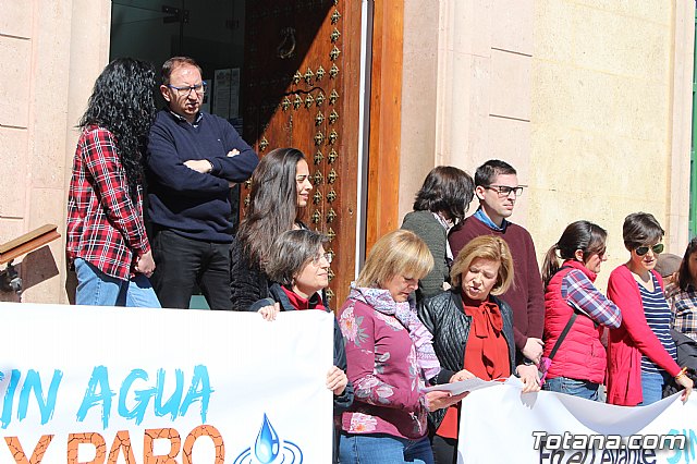 Cerca de 300 personas se concentran en la plaza de la Constitucin para apoyar la manifestacin de Madrid - 24