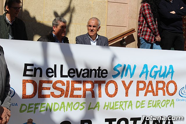 Cerca de 300 personas se concentran en la plaza de la Constitucin para apoyar la manifestacin de Madrid - 25