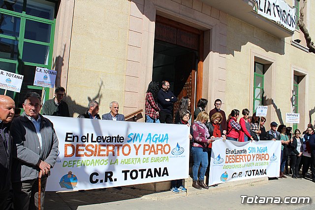 Cerca de 300 personas se concentran en la plaza de la Constitucin para apoyar la manifestacin de Madrid - 26