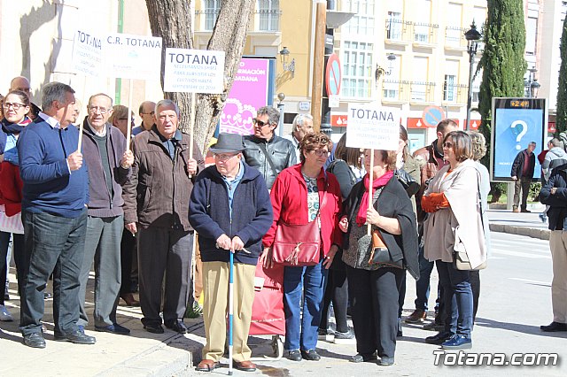 Cerca de 300 personas se concentran en la plaza de la Constitucin para apoyar la manifestacin de Madrid - 27