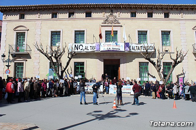 Cerca de 300 personas se concentran en la plaza de la Constitucin para apoyar la manifestacin de Madrid - 28
