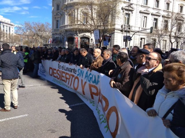 Autoridades municipales participaron hoy en la manifestacin celebrada en Madrid para reivindicar agua para el Levante español - 1