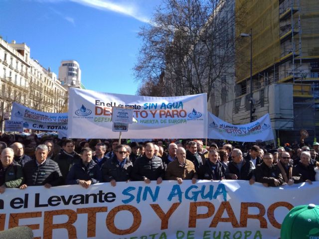 Autoridades municipales participaron hoy en la manifestacin celebrada en Madrid para reivindicar agua para el Levante español - 2