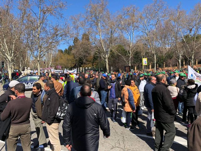 Autoridades municipales participaron hoy en la manifestacin celebrada en Madrid para reivindicar agua para el Levante español - 5