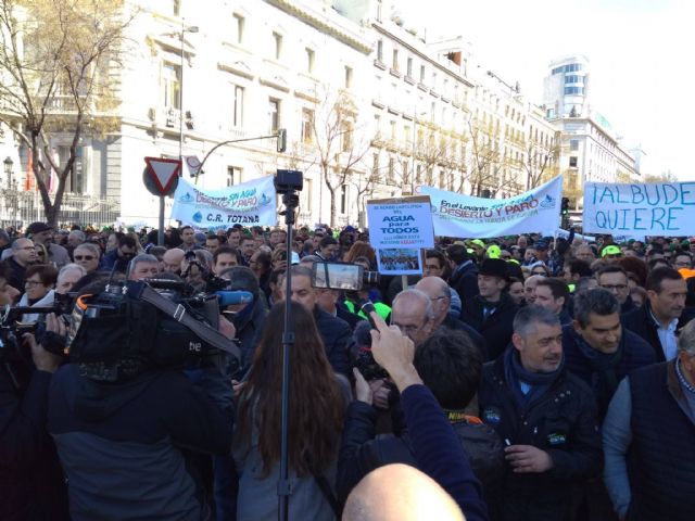 Autoridades municipales participaron hoy en la manifestacin celebrada en Madrid para reivindicar agua para el Levante español - 6