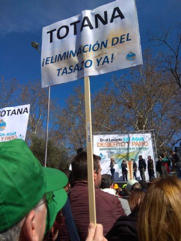 Autoridades municipales participaron hoy en la manifestacin celebrada en Madrid para reivindicar agua para el Levante español - 9