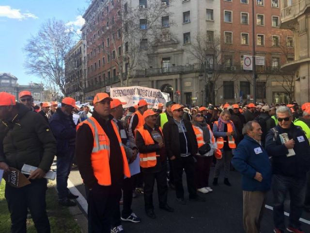 Autoridades municipales participaron hoy en la manifestacin celebrada en Madrid para reivindicar agua para el Levante español - 16