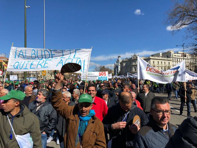 Autoridades municipales participaron hoy en la manifestacin celebrada en Madrid para reivindicar agua para el Levante español - 17