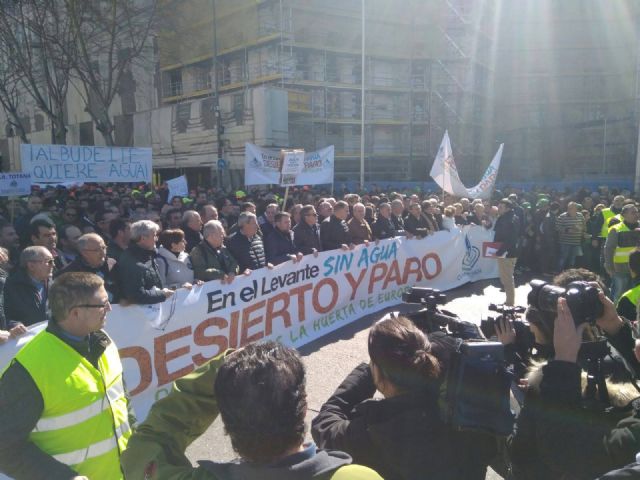 Autoridades municipales participaron hoy en la manifestacin celebrada en Madrid para reivindicar agua para el Levante español - 20