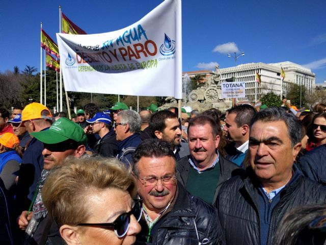 Autoridades municipales participaron hoy en la manifestacin celebrada en Madrid para reivindicar agua para el Levante español - 30