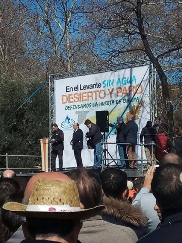 Autoridades municipales participaron hoy en la manifestacin celebrada en Madrid para reivindicar agua para el Levante español - 34