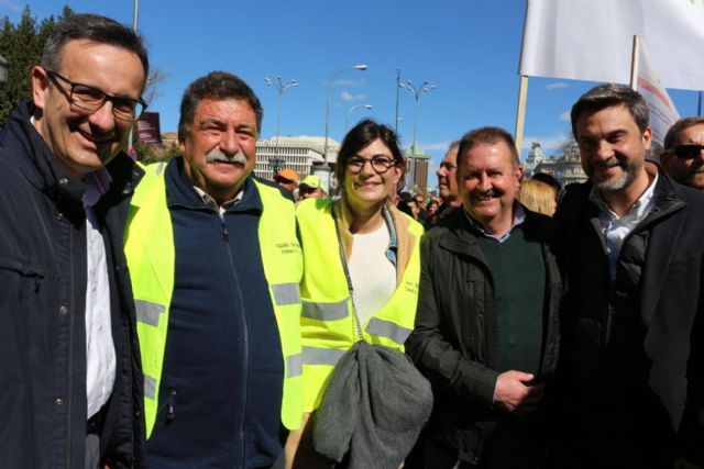 Autoridades municipales participaron hoy en la manifestacin celebrada en Madrid para reivindicar agua para el Levante español - 35