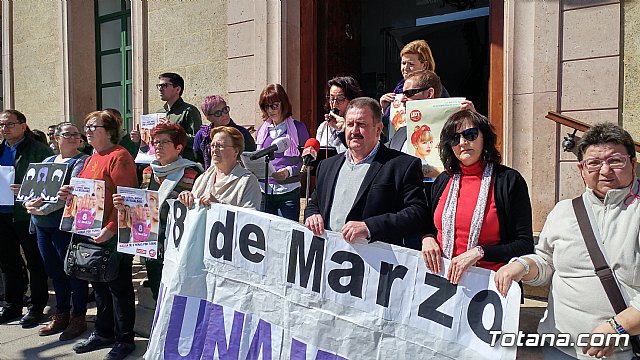 Autoridades del Gobierno municipal participan en el acto de apoyo a la huelga general parcial convocada por UGT y CCOO, con motivo del Da Internacional de la Mujer - 7