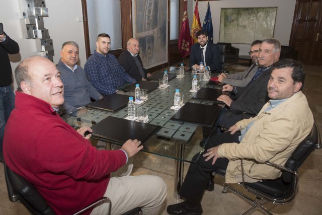 Fernando López Miras recibe a representantes del sector del taxi en la Región de Murcia - 1, Foto 1