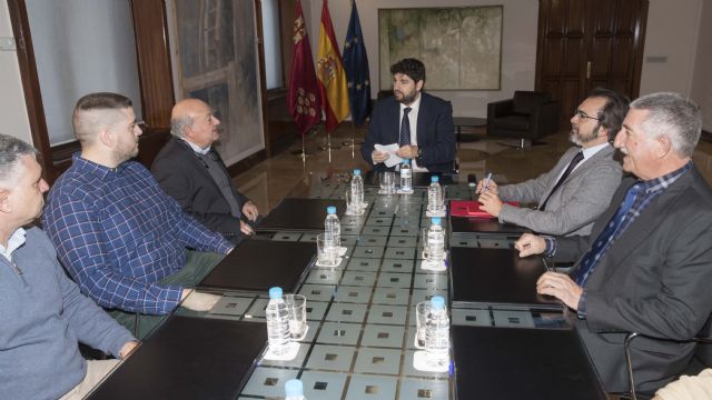 Fernando López Miras recibe a representantes del sector del taxi en la Región de Murcia - 2, Foto 2