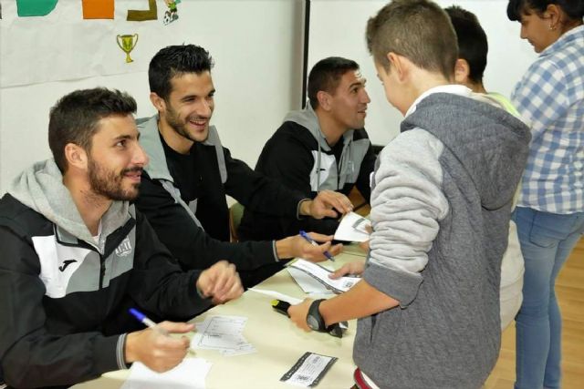 El F.C. Cartagena visito el colegio Nuestra Señora del Mar dentro de la campaña municipal para prevenir el absentismo escolar - 1, Foto 1