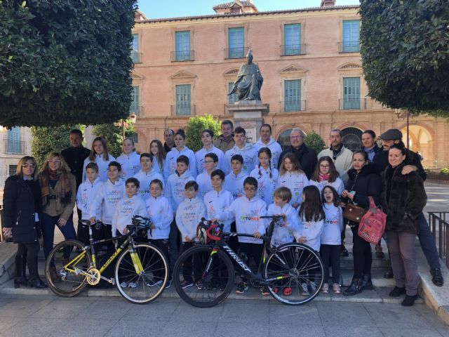 El Ayuntamiento renueva su colaboración con Tritones Murcia, el club de triatlón más laureado de la Región que la pasada temporada logró 165 medallas - 1, Foto 1