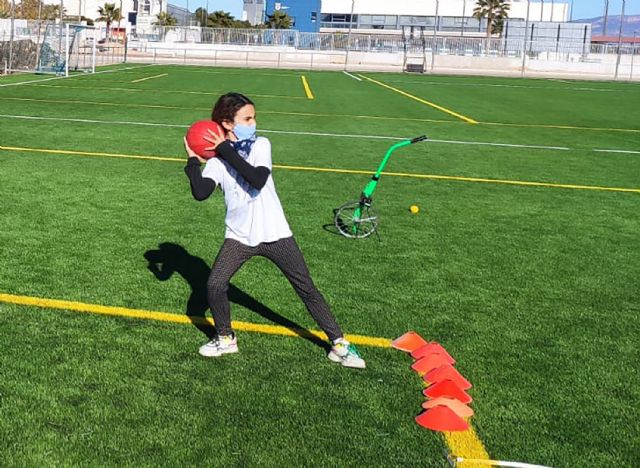 Cerca de 20 jóvenes torreños participan en un gymkana de atletismo en el polideportivo municipal - 3, Foto 3