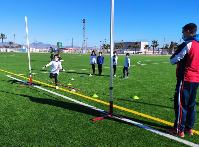 Cerca de 20 jóvenes torreños participan en un gymkana de atletismo en el polideportivo municipal - 4, Foto 4