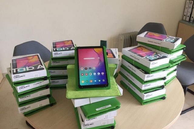 La concejalía de Educación empieza a repartir tablets para que alumnos vulnerables puedan acceder a sus clases telemáticas - 1, Foto 1