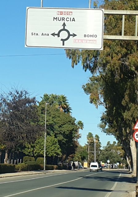 MC solicita la mejora en la señalética de la rotonda del Polígono Santa Ana - 2, Foto 2