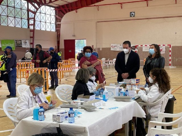 El alcalde de Mula y la concejala de Sanidad visitan el punto de vacunación - 1, Foto 1