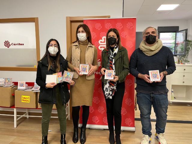 La concejalía de Igualdad dona 1.000 calendarios solidarios a Cáritas - 1, Foto 1