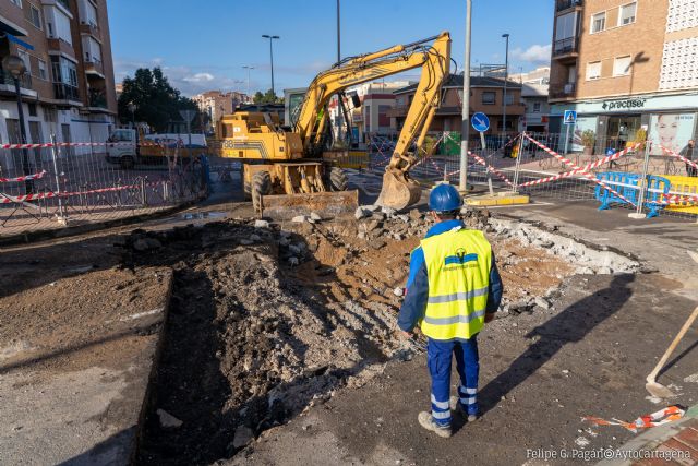 El Ayuntamiento de Cartagena trabaja en la reparación de una tubería que transcurre por la rotonda de la calle Trafalgar con Juan Fernández - 1, Foto 1