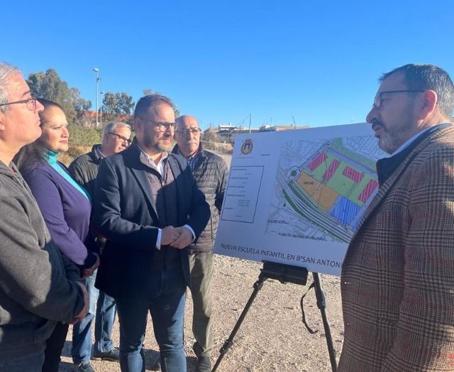 El alcalde visita los terrenos entre los barrios de San Antonio y La Viña en los que se construirá la nueva escuela infantil gracias a una subvención de 1,2 millones de euros de los Fondos Next Generation - 2, Foto 2
