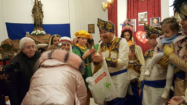 Una tarde de convivencia y regalos reúne a familias de distintas culturas en Sevilla - 3, Foto 3