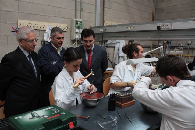 El D. Gral.de FP visita en FREMM los únicos talleres de Joyería y Fluidos abiertos en la Región - 1, Foto 1
