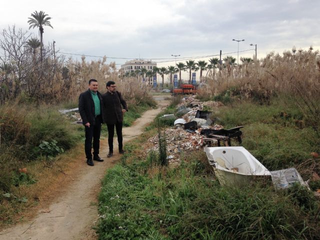 El PSOE denuncia que solares de Santiago y Zaraiche se han convertido en escombreras por donde circulan escolares a diario - 3, Foto 3