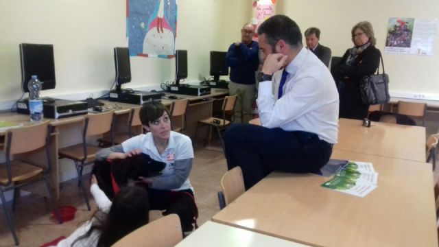 El CEIP Virgen de la Vega de Cobatillas introduce actividades con perros para alumnos con necesidades educativas - 1, Foto 1