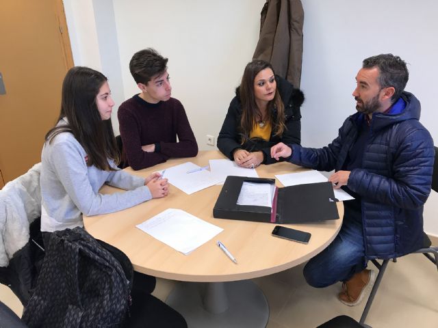 Reunión de coordinación con los corresponsales juveniles de los IES 'Salvador Sandoval' y 'La Florida' - 1, Foto 1